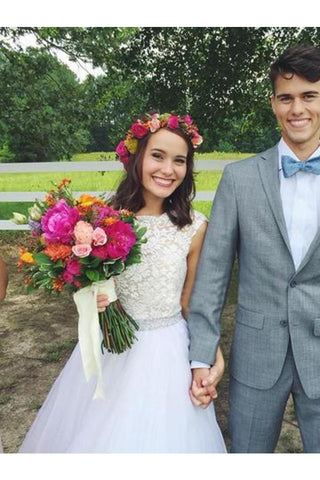 Elegante vestido de novia sin espalda de tul blanco con marco de cristal