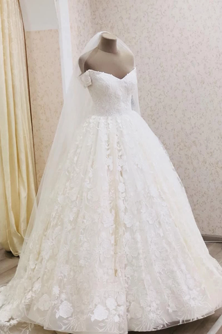 Vestido de novia de tren de barrido con apliques de encaje fuera del hombro