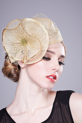 Hermosa Cambric señoras con Fascinators