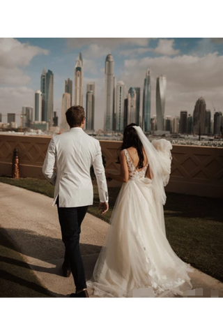 Vestido de novia sin mangas con cuello en V y bordado de rosa completo