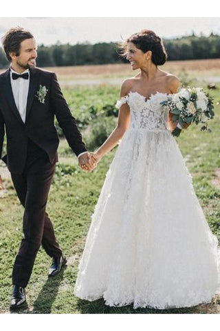 Vestido de novia estilo boho con hombros descubiertos y apliques de una línea