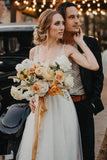 Elegantes vestidos de novia con cuello en V de tul de marfil con perlas, vestidos de novia de playa con espalda en V